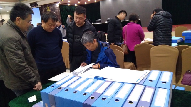 專家查閱原始資料，并與項(xiàng)目組成員交流.jpg